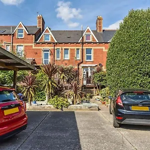 Traditional 3-bed In Pontcanna With Parking Holiday home