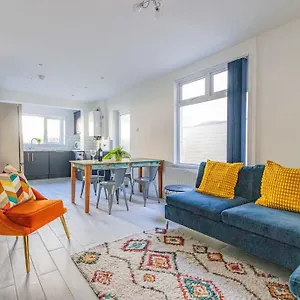 New Stylish 5bd, 5min From Town Holiday home